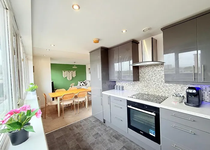 Penthouse With Views Бристоль